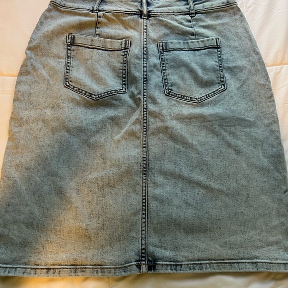 Banana Republic Light Denim Knee Length Skirt - Picture 2 of 6
